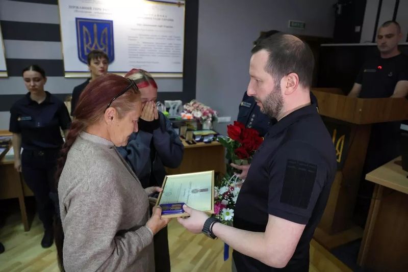 Відзнаки «За оборону України» вручили родинам рятувальників