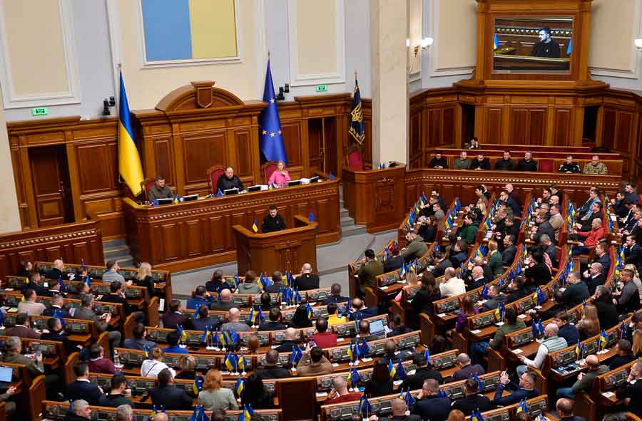 Хто із народних депутатів України втік за кордон?