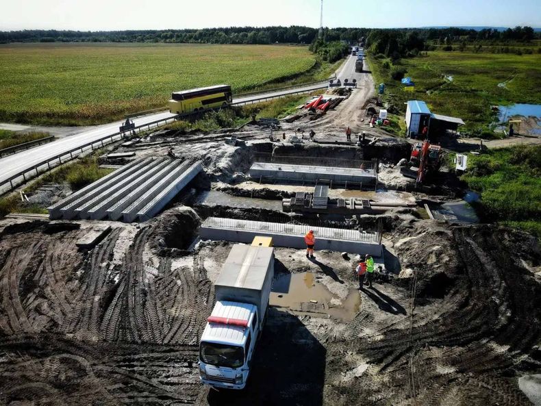 Оновлення дороги до кордону ведеться у дві зміни