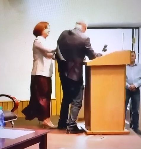 Військові вимагають звільнення очільника РДА Бахматова, який побив жінку