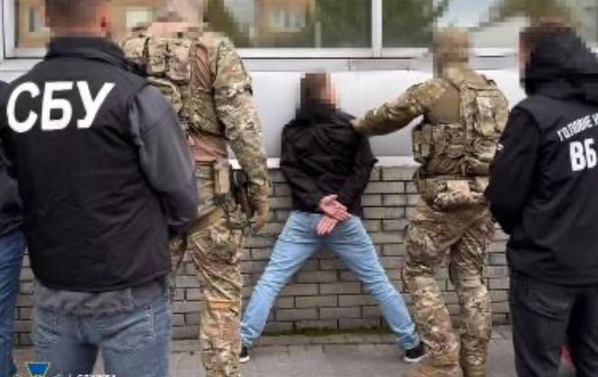 Наводив ракети на військові заводи