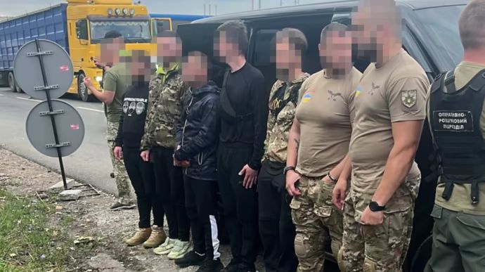 Поліцейський для перетину кордону видавав “ухилянтів” за спецпризначенців