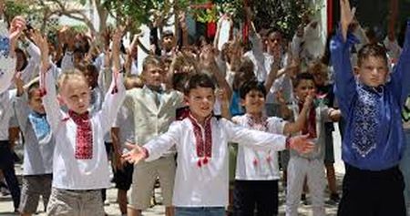 Іспанці в щоці від українських дітей