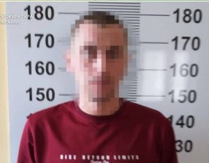 Житель Хмельниччини обманув матір загиблого військового та виманив 300 тисяч гривень