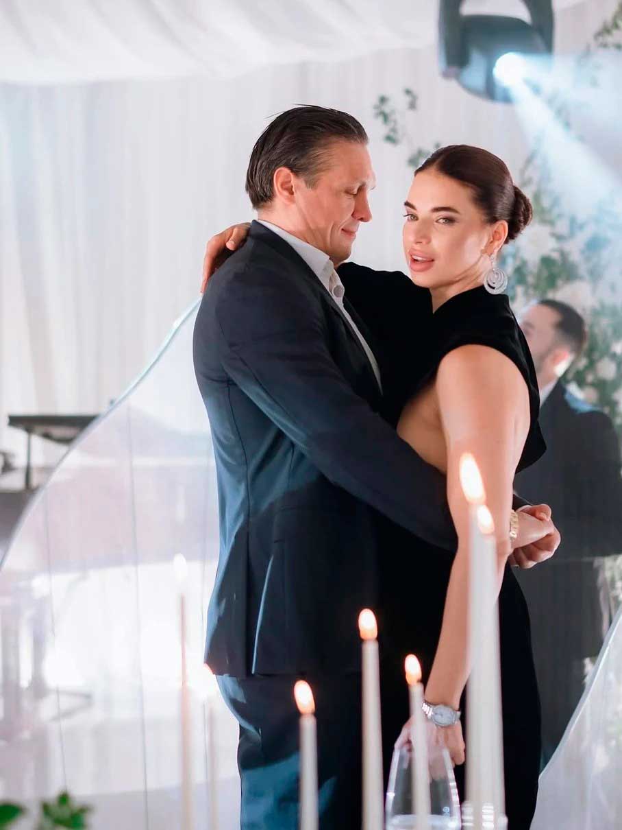 Усик із дружиною у 16-ту річницю розкрили секрет щасливого шлюбу