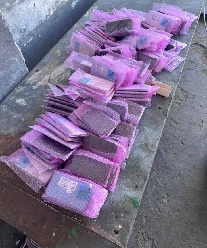 Понад 180 “iPhone” виявили митники у запасці автівки