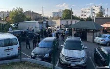 У Луцьку люди пошкодили службове авто ТЦК і поліції