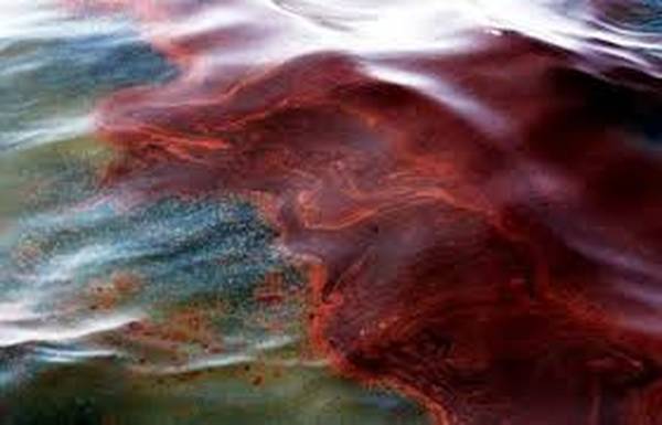 З російського узбережжя у напрямку окупованого Криму рухається десятитонна пляма з нафтопродуктами