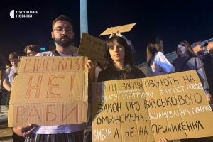 На Майдані – протест проти законопроєкту, який пропонує посилити покарання за непокору командуванню та СЗЧ від 5 до 10 років.