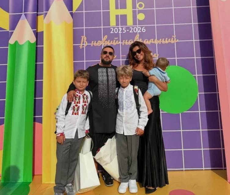 Монатіки з молодшим сином провели старших до школи та попозували для сімейного фото