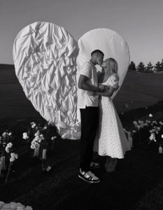 Футболіст «Динамо»  освідчився блогерці.