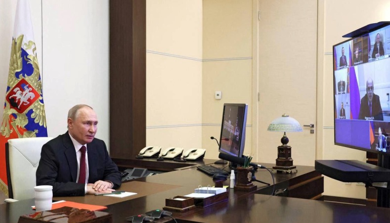 путін керує росією з трьох ідентичних безвіконних кабінетів у різних регіонах , – The Times