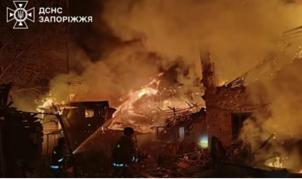Пожежі, загиблий і понад 10 потерпілих – рятувальники показали наслідки атаки РФ на Запоріжжя