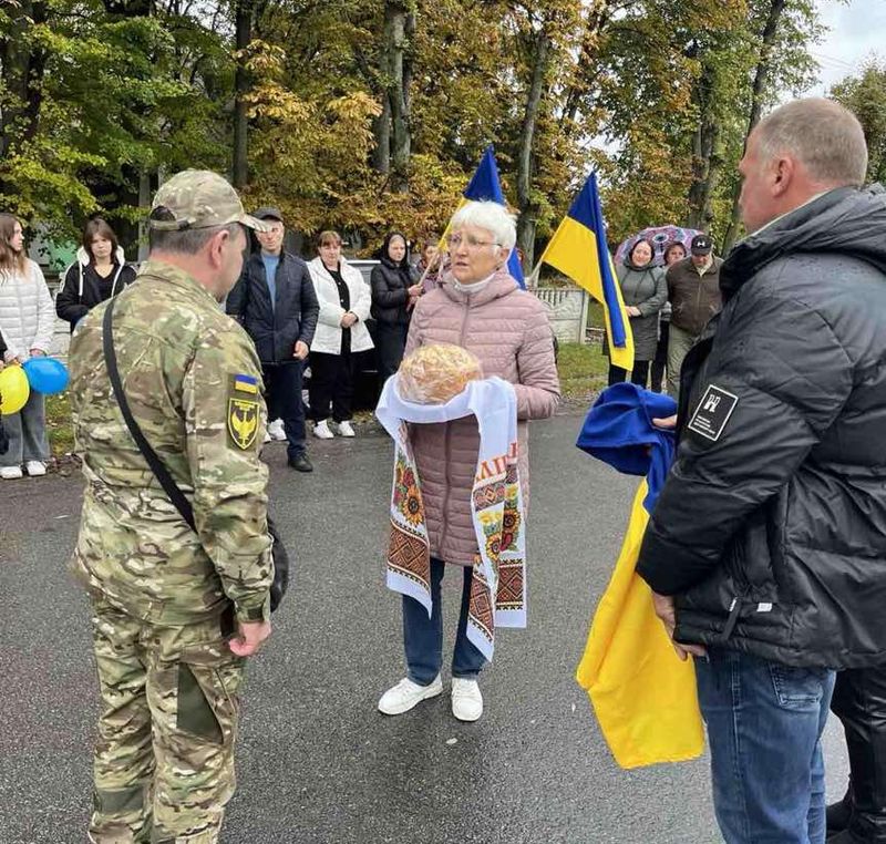 Звільненого з полону бійця Ігоря Росінського зустріли на Вінниччині