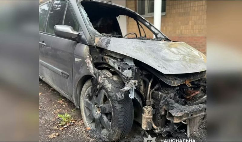 Наклеїв на цивільне авто наліпку “бандеромобіль” та підпалив