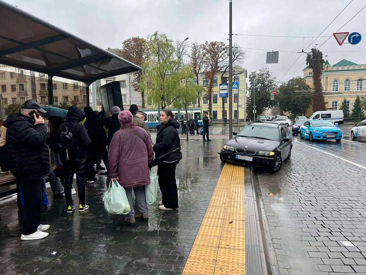 Водій BMW зіткнувся з зупинкою громадського транспорту в центрі Вінниці