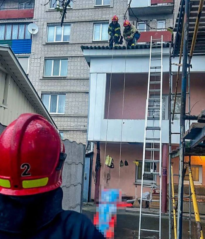 З дев’ятого поверху випала жінка