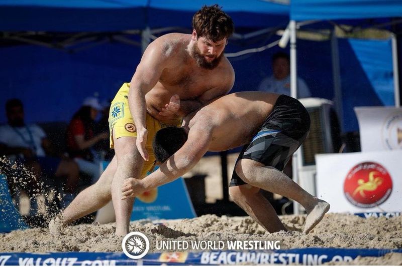 Присвячую медаль захисникам: вінничанин Важа Даіаурі здобув «срібло» на чемпіонаті з пляжної боротьби у Єгипті