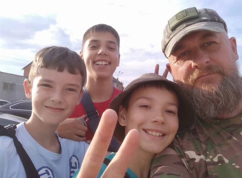 Сиджу в авто на стоянці в Вінниці біля Гроша