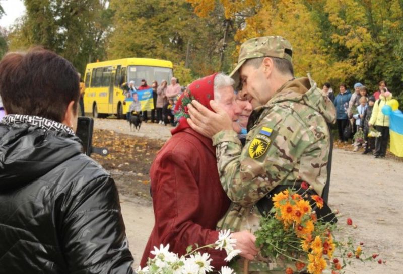 Звільненого з полону захисника Андрія Василюка зустріли у Козятинській громаді