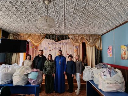 Архімандрит Софроній подарував дітям святковий одяг