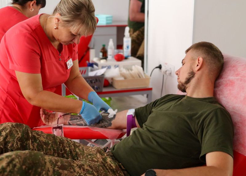 Вінницькі гвардійці здають кров для поранених побратимів