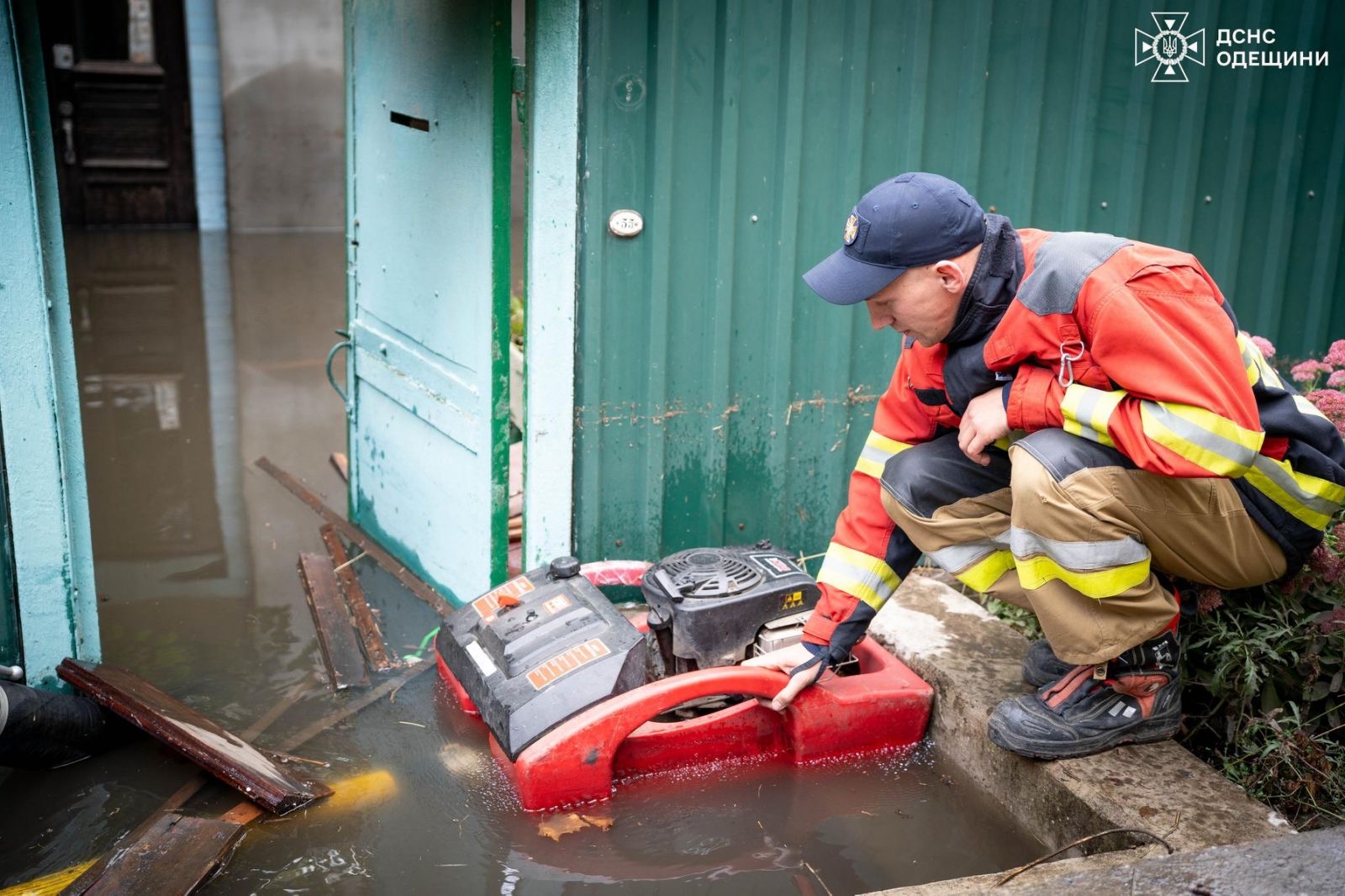 Рятувальники з Вінниччини допомагають ліквідувати наслідки негоди в Одесі