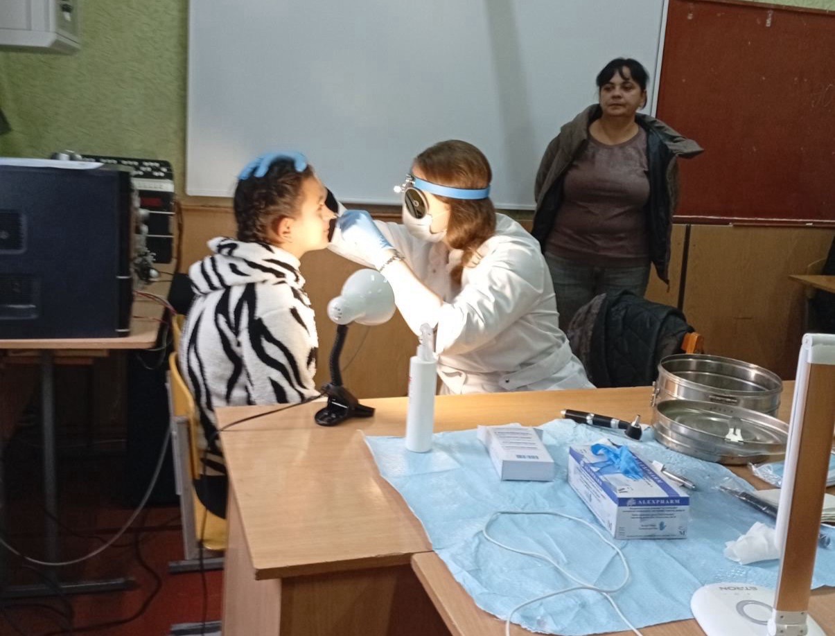 Лікарі Вінниччини проводять огляди учнів у школах