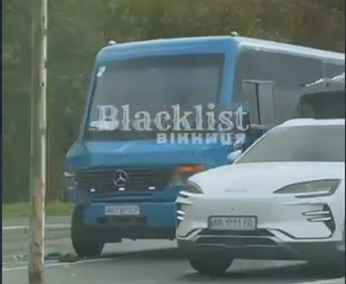 Аварія між легковим автомобілем та автобусом на Немирівському шосе