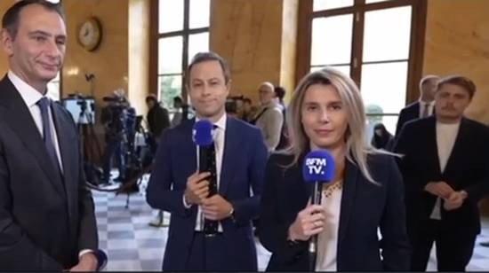 Французький депутат Луї Бояр “непомітно” зняв дорогий годинник під час ефіру про податки на надприбутки