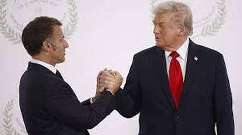 Трамп довго не хотів відпускати руку Макрона