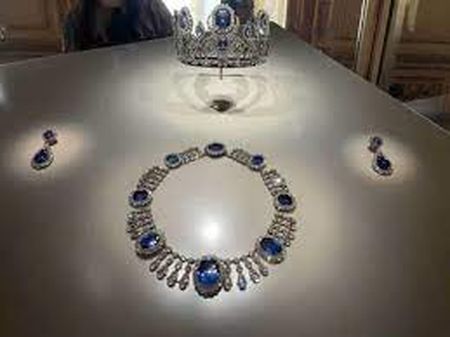 Назвали приблизну вартість викрадених коштовностей з Лувру