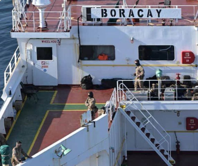 Французькі збройні сили піднялися на борт танкера Boracay