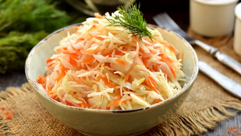 Простий і смачний рецепт квашеної капусти на зиму