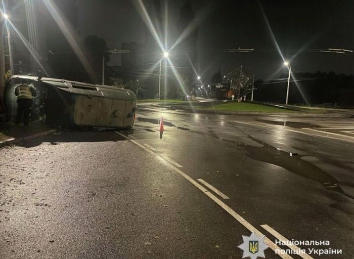 У Вінниці на вулиці Київській перекинулося авто: є постраждалі