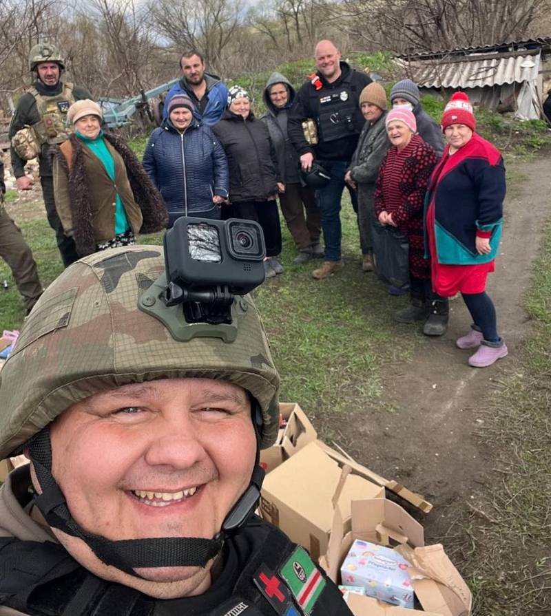 Священник-волонтер передав ЗСУ майже 200 медичних автомобілів