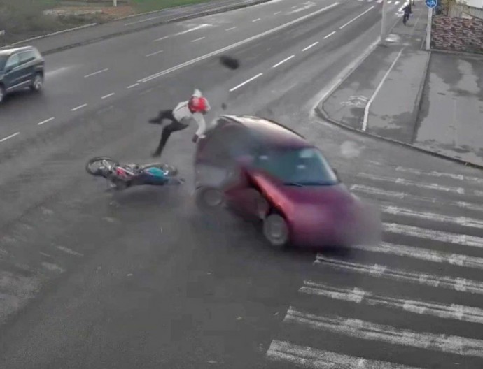 У Вінниці мотоцикліст зіткнувся з автівкою