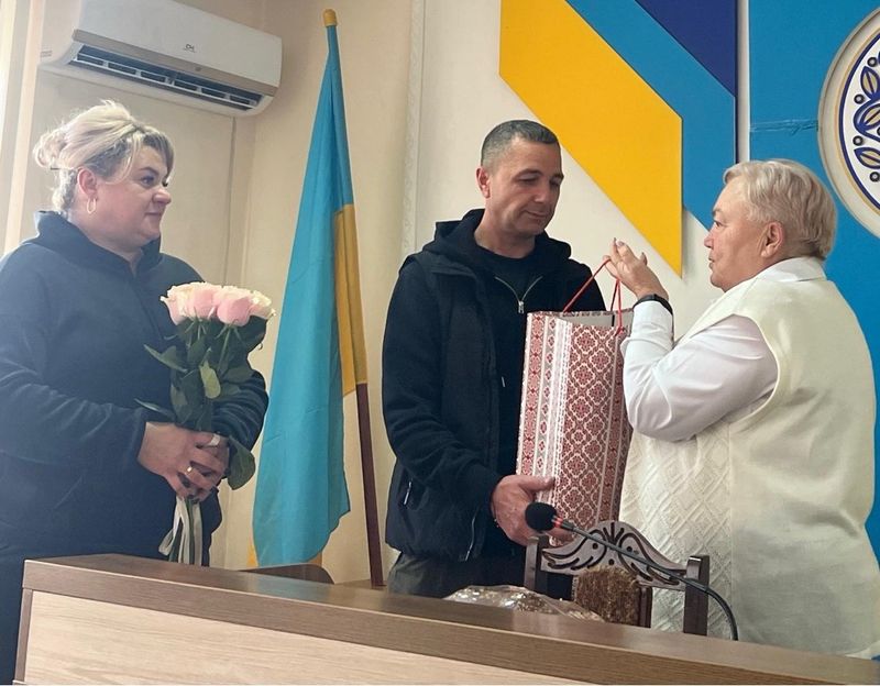 Звільненого з полону захисника Сергія Фірманюка зустріли у Мурованих Курилівцях