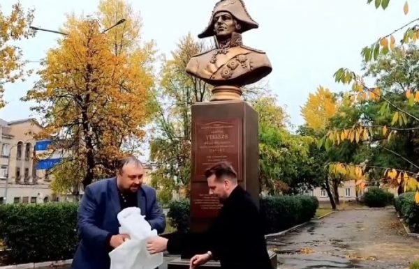 росіяни встановили в Лисичанську бюст адміралу ушакову