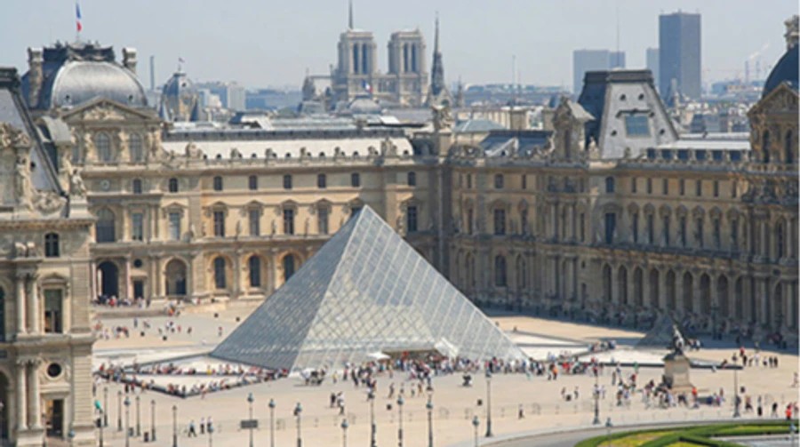 У Парижі пограбували Лувр