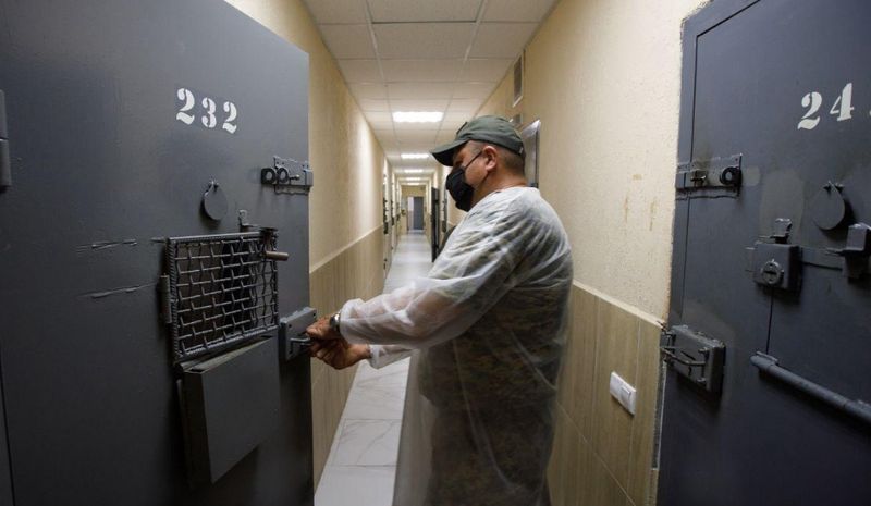 Хакер зламав тюремну систему: списував терміни та витрачав гроші в’язниці