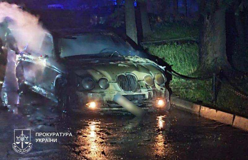 Чоловіка, який спалив три автомобілі у Шевченківському районі Києві, засудили до 5 років в’язниці.