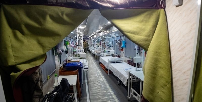 Спочатку нагодуйте важкопоранених військових в евакуаційних поїздах