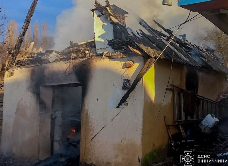 Жінка врятувала собаку з палаючого будинку