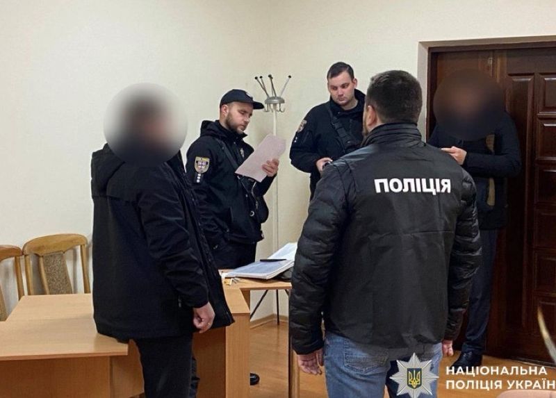 На Вінниччині поліцейські та оперативники УСР затримали посадовця, який вимагав гроші за довідку про відстрочку