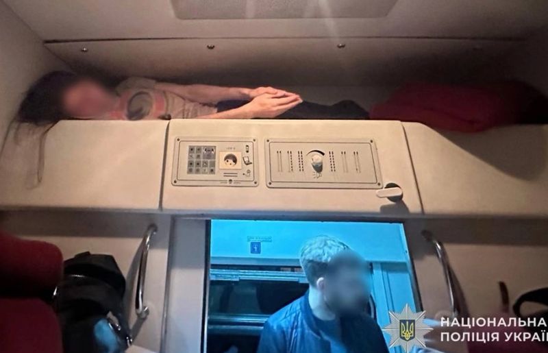 Провідники з Вінниччини сховали нелегала на третій полиці