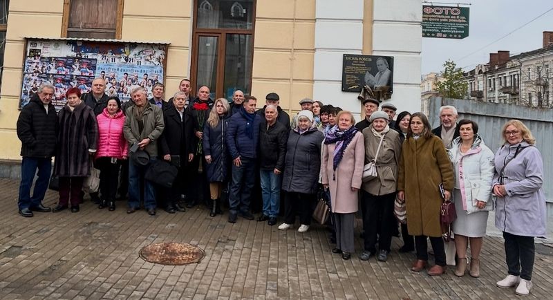 Повернення на Майдан: Меморіальна дошка Василя Кобця тепер там, де вирувала Революція Гідності