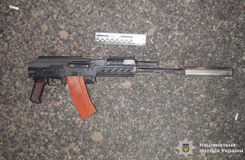 Під час перевірки автомобіля у Вороновиці виявили автомат і набої до нього