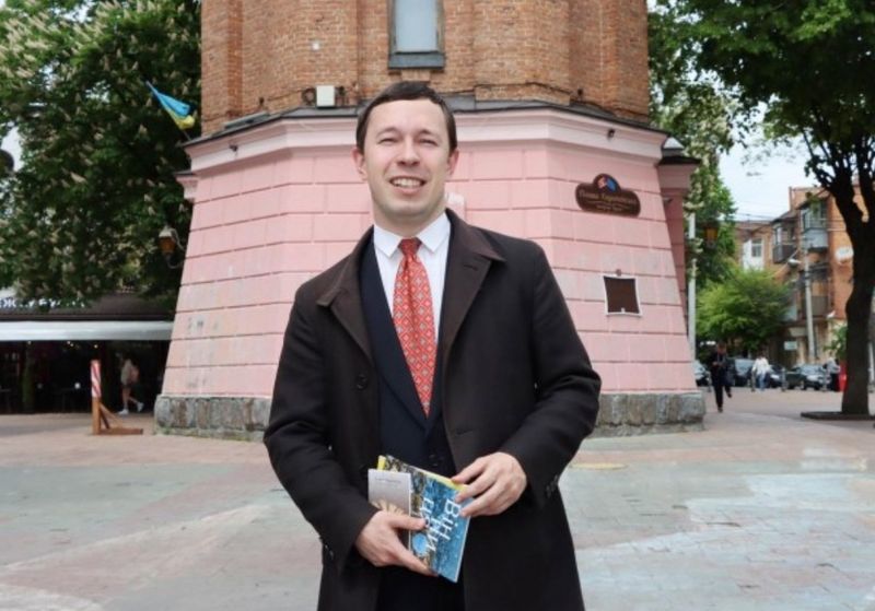 Книгу Нобелівського лауреата 2025 року переклав на українську  вінничанин Олександр Вешелені