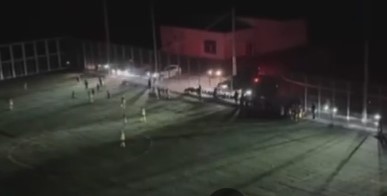 Батьки фарами під час блекауту підсвічують футбольне поле